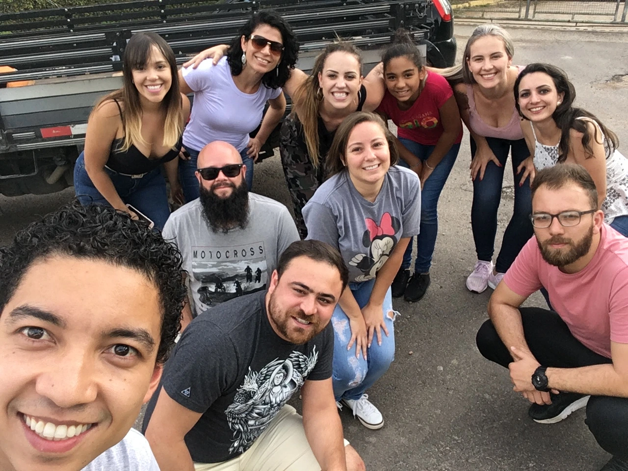 Crianças recebendo carinho em ação social