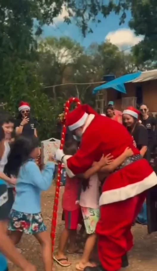 Crianças recebendo apoio em evento social