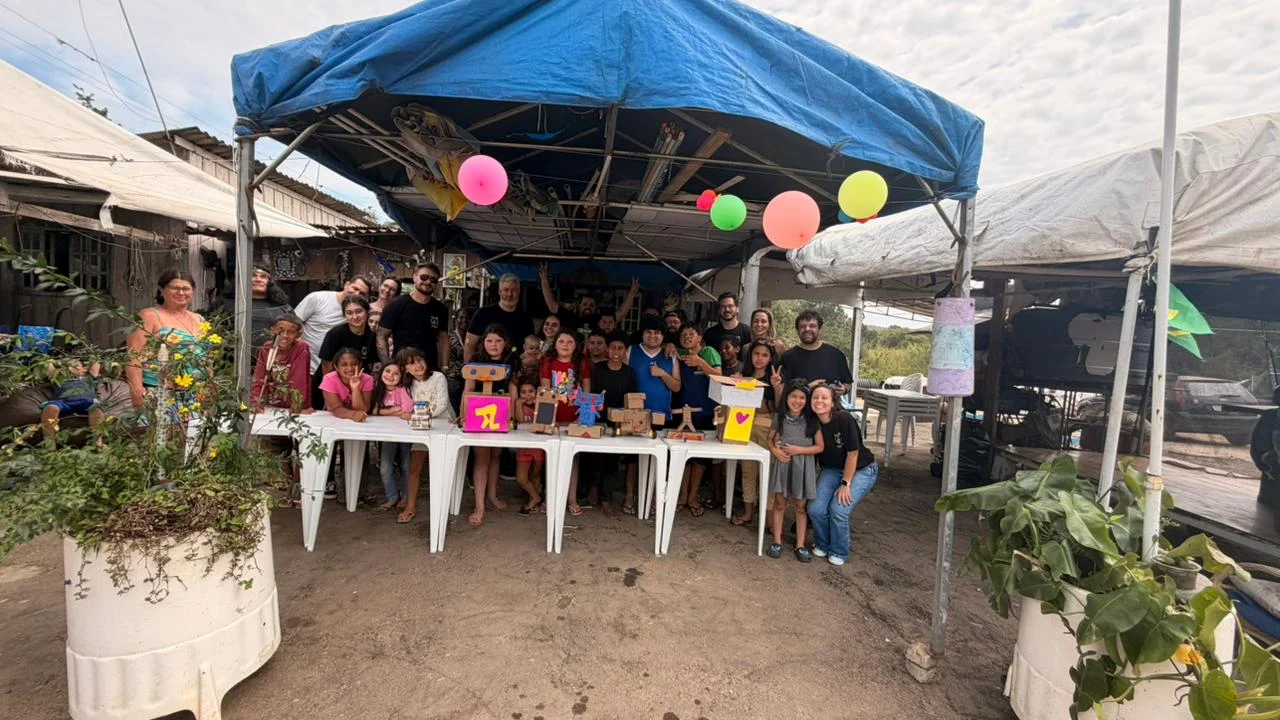 Crianças participando da Oficina de Robótica 2026 do Rolê em Ação