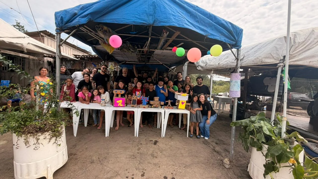 Voluntários e participantes durante a Oficina de Robótica 2026