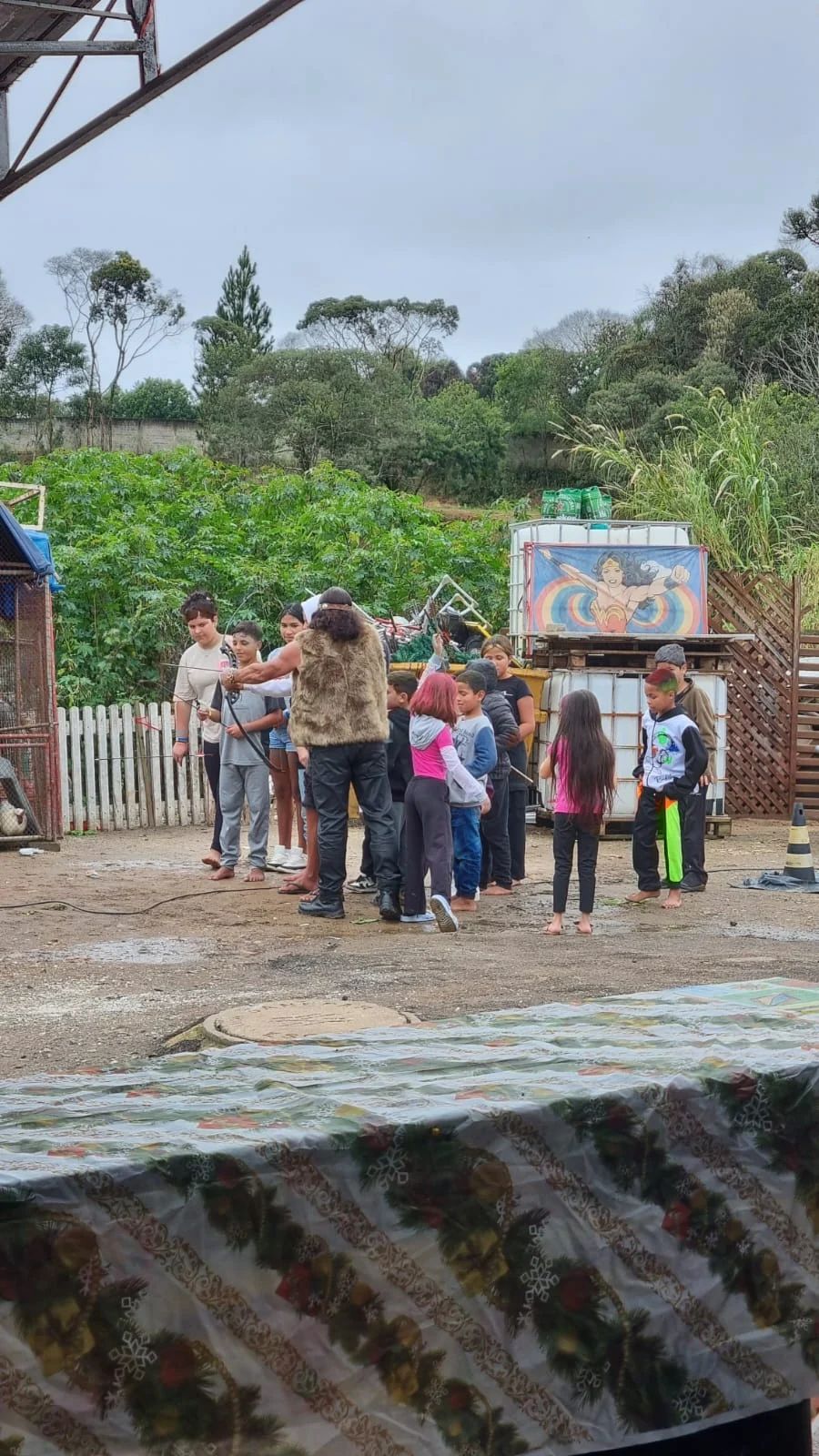 Crianças participando das atividades durante a Hamburgada do Rolê