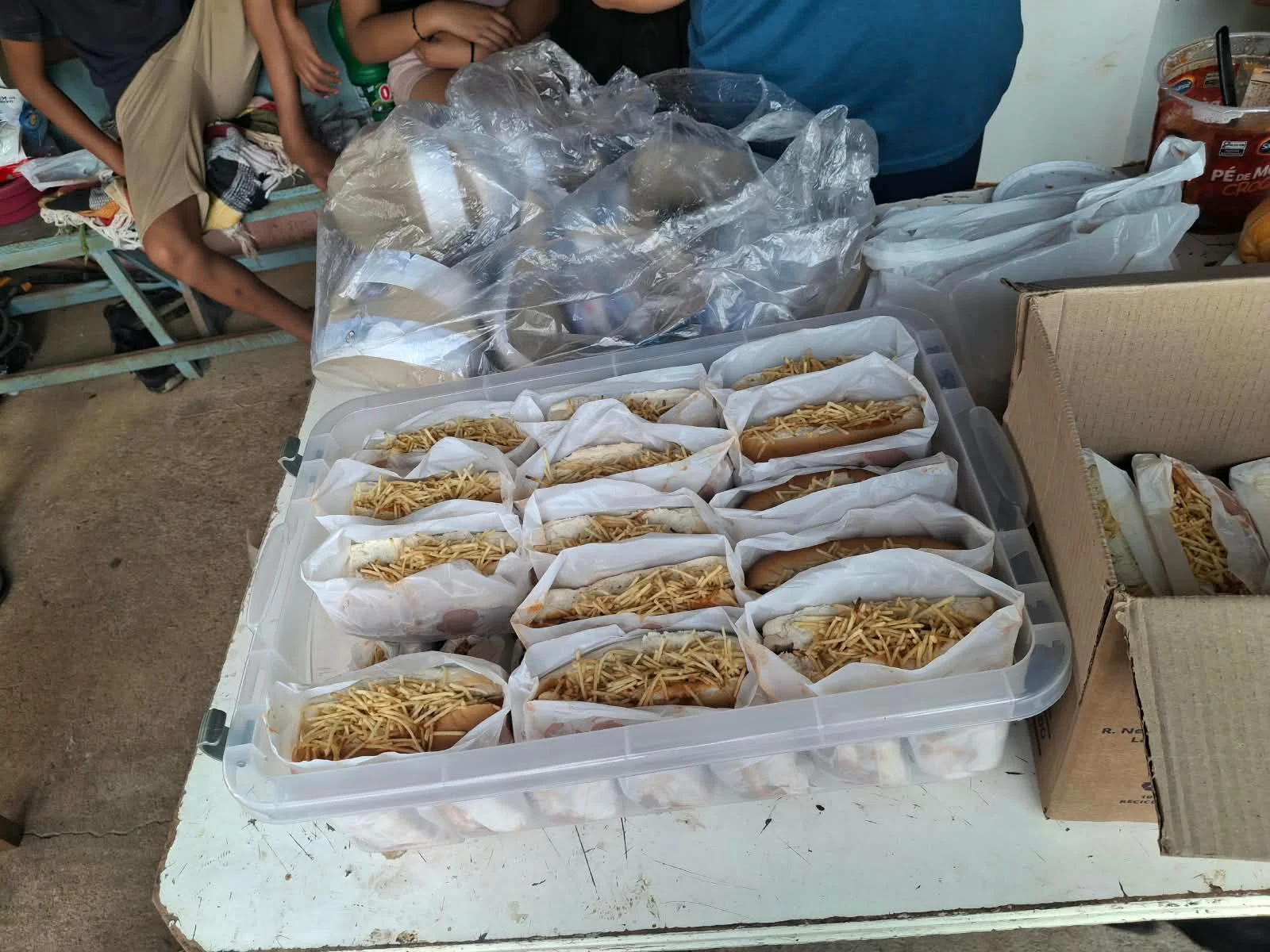 Registro principal da entrega de 100 cachorros-quentes do Rolê em Ação